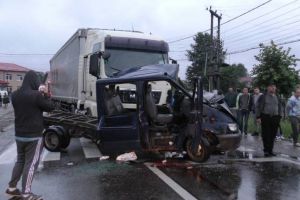 Accident deosebit de grav, după ce o camionetă a derapat şi a intrat într-un tir