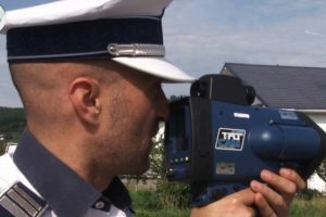 Poliţiştii îi „ochesc” pe şoferi cu încă două radare pistol de ultimă generaţie