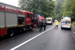 Accident in Sinaia-Poiana Tapului. Un sofer a murit dupa ce a intrat pe contrasens intr-un autocar si a cazut intr-o râpă