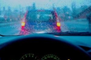 Recomandările poliţiştilor clujeni pentru şoferii care circulă pe timp de ploaie. Vezi ce trebuie să faci