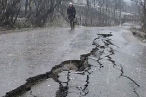 Alunecare de teren la Valea Doftanei. Trafic intrerupt. S-a instituit restrictie de tonaj