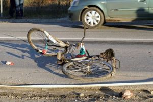 Accident într-o parcare din Vasile Aaron. Un biciclist de 70 de ani e la spital