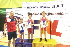 Trei medalii pentru micii luptători orădeni la Campionatul Naţional pentru juniori mici de la Piteşti (FOTO)