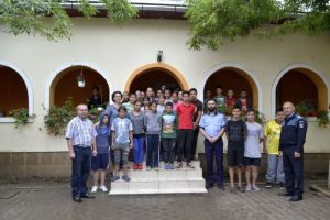 FOTO: 60 de copii şi tineri de la Complexul de Servicii Sociale Dumbrava au primit sfaturi de la poliţişti, în cadrul Campaniei „Siguranţă pentru viaţă”