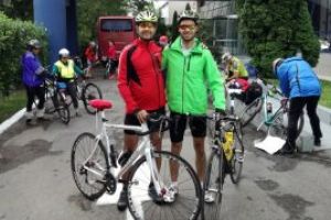 Turul Centenarului: Doi politisti maramureseni pedaleaza spre Alba Iulia