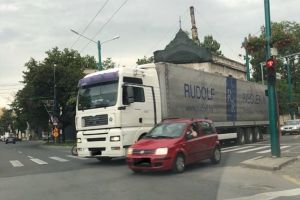 Amenzi pe banda rulanta pentru soferii de camioane care circula in zone interzise 