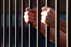 Tanar condamnat pentru furt calificat, condus la inchisoare de politistii timiseni