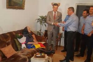 O viata cat un Centenar“. Șapte persoane din judetul Constanta care s-au nascut in anul 1918 au primit Drapelul National si o insigna cu inscriptia Romania 100 (video) 
