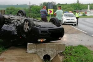 FOTO Maşină răsturnată la Șeica Mare. Șoferul e rănit