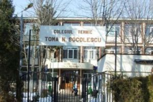 Trei elevi din Ploiesti, eliminati de la BAC. Au fost prinsi cu telefonul in buzunar