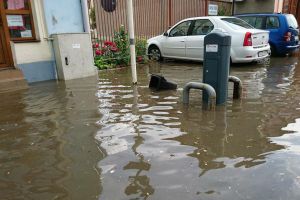 VIDEO Ploaia face ravagii la Sibiu, Șelimbăr şi Cristian – Zeci de străzi şi locuinţe inundate