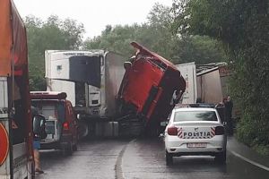 PRĂPĂD, pe DN7! ACCIDENT cu două TIR-uri şi un alt autoturism. Un şofer, GRAV RĂNIT