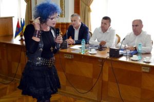 Scandal în Consiliul Local: Pictoriţa Vioara Bara i-a reproşat primarului Ilie Bolojan că investeşte în astfalt ignorând cultura (VIDEO)