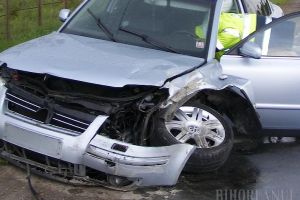 Accident pe DN1, în Groşi: O maşină a „zburat” de pe şosea şi a intrat în peretele unei case