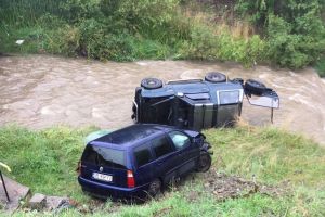 FOTO – Maşini ajunse în râu la Răşinari. Una s-a răstunat