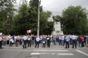 PROTEST la Palatul Cotroceni: Zeci de oameni cer DEMISIA lui Iohannis si Kovesi- VIDEO