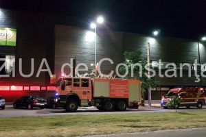 Imagini de la eveniment. Incendiu la centrul Lake View din Constanta. Pompierii ISU Dobrogea chemati in ajutor