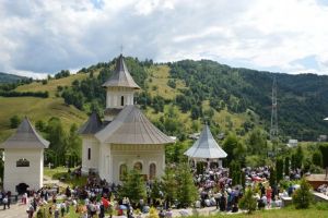 Mănăstirea Rebra-Parva îşi serbează hramul. Slujba, oficiată de IPS Andrei