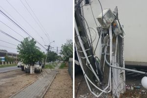 RĂCARI: Gospodării fără curent electric, în urma unui accident rutier