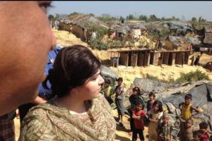 Povestea unei trupe rap formată într-o tabără de refugiaţi din Palestina. Fetele cântă în ritumul vieţii de zi cu zi