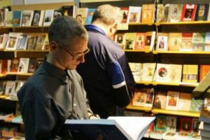 Ce citim într-un weekend ploios. Trei recomandări de lectură