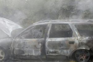 Autoturism în flăcări