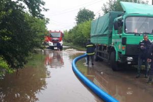 Mai multe localităţi din judeţ au fost afectate de inundaţii/ Zeci de case, sute de curţi, drumuri şi terenuri agricole, sub ape