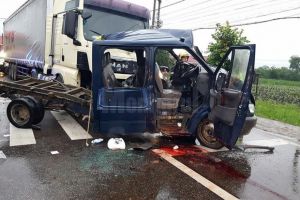 Un mort şi doi tineri în stare gravă, în urma accidentului în care o camionetă a intrat ...