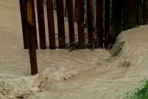 Inundaţiile au făcut prăpăd în ţară: oameni izolaţi de ape, curţi inundate, case lovite de trăsnet VIDEO