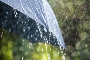 Atenţionare COD GALBEN de ploi abundente. Furtunile vor continua până sâmbătă