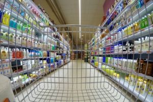 Caz incredibil. O poliţistă a fost prinsă la furat în supermarket