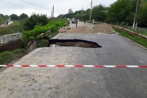 Circulaţie închisă pe DJ546, la Liţa, după ce o porţiune de drum s-a surpat din cauza ploii