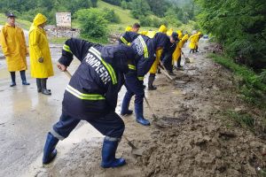Zeci de pompieri, mobilizaţi în zonele afectate de inundaţii