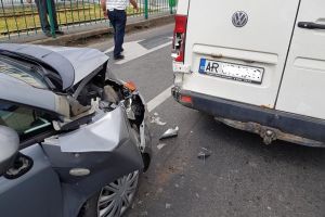 COLIZIUNE pe un drum INTENS CIRCULAT! Și-a făcut maşina PRAF în urma unui IMPACT cu o dubiţă