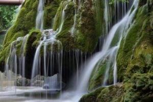 Peste 100.000 de turişti au ajuns la cascada Bigăr, considerată cea mai frumoasă din lume