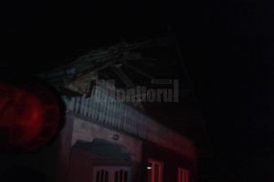 Nebunie în plină noapte. Un şofer vitezoman a ajuns cu maşina pe acoperişul unei case