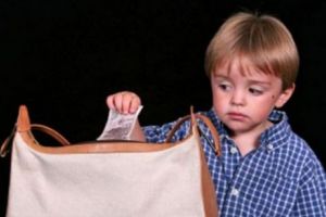 Toţi copiii FURĂ! Dar unii dintre ei ajung CLEPTOMANI. Informaţia pe care trebuie să o ştie orice PĂRINTE