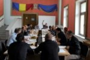 Afară plouă liniştit, în şedinţa de Consiliu Local arde focul!