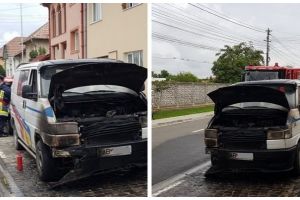 FOTO: INCENDIU la o maşină pe strada Aurel Vlaicu, din Alba Iulia. Pompierii au fost chemaţi să intervină