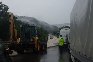 IGPR: Peste 4000 de politisti au intervenit in zonele afectate de furtuni. Zeci de masini, blocate 