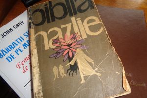 Ce poate fi mai relaxant decât o carte bună şi…haioasă? Care au fost cărţile comice discutate la O carte pe lună #17 (FOTO)