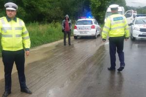 Furtuna a scos în stradă 230 de poliţişti