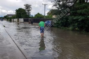 CĂRĂMIDARI: Apa murdară a refulat şi astăzi! Lucrările la Centura se vor finaliza fără rezolvarea problemei