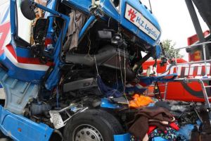 VIDEO FOTO: Doi şoferi sibieni au murit pe A 9 în Austria – S-au strivit de camionul din faţă