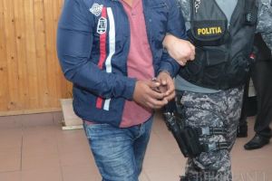 Jaf la bloc: O orădeancă a ajuns la spital după ce a fost atacată de un tâlhar care i-a cerut un bidon de apă