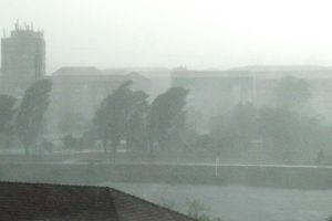 Alertă meteo imediată: Cod PORTOCALIU de furtuni în Bihor, inclusiv în Oradea!