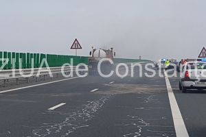 Accident in lant pe autostrada. Cinci autoturisme si un autotren implicate. Traficul este ingreunat in zona