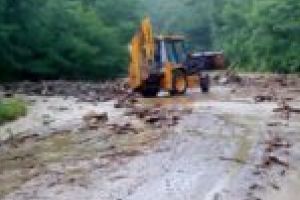 Alunecări de teren, trafic rutier blocat între Oraviţa şi Moldova Nouă