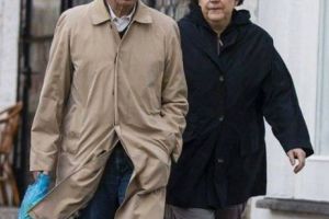 Maurice Munteanu, lecţie de modestie: Daca nu arăţi ca un papiţoi blindat de brandu-uri sau ca o ţoapă, NU EXIŞTI