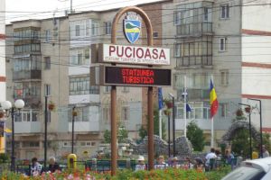 PUCIOASA: O conductă de apă s-a spart a cincea oară în acelaşi loc! Conducta aparţine CNI